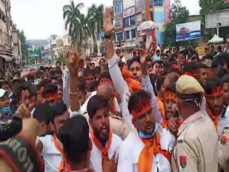 नारेबाजी करते हुए कलेक्ट्रेट में घुसे, पुलिस ने गेट पर रोका, केवल प्रतिनिधि मंडल को अंदर जाने को कहा|राजस्थान,Rajasthan - Dainik Bhaskar