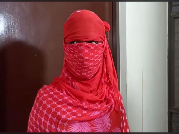 मकान मालिक की वहशियाना करतूत की जानकारी देती पीड़ित लड़की।