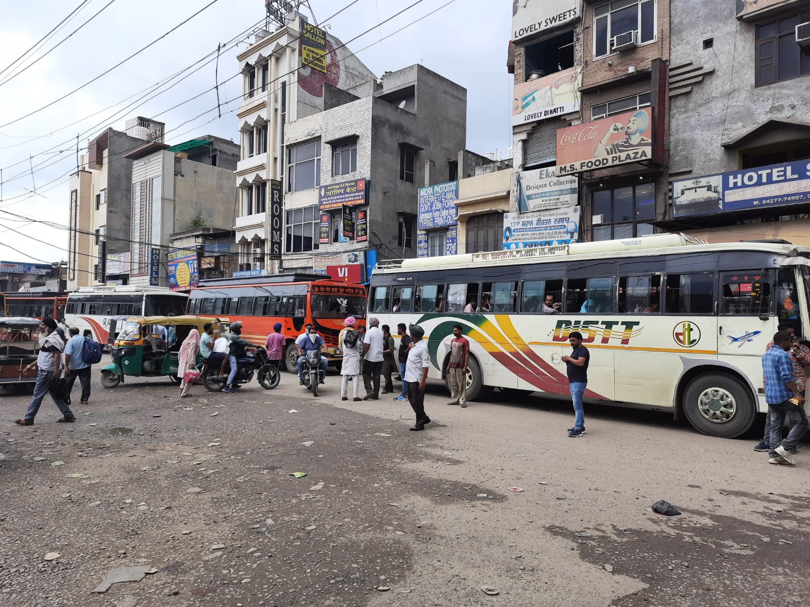 बस स्टैंड के बाहर से सवारियां बिठाते हुए प्राइवेट बस चालक।