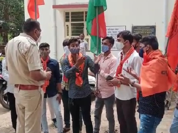 कार्यकर्ताओं ने सरकार के खिलाफ रैली निकाली, कलेक्ट्रेट के बाहर किया धरना प्रदर्शन, 11 सूत्रीय मांगों को लेकर कलेक्टर को सौंपा ज्ञापन|राजस्थान,Rajasthan - Dainik Bhaskar