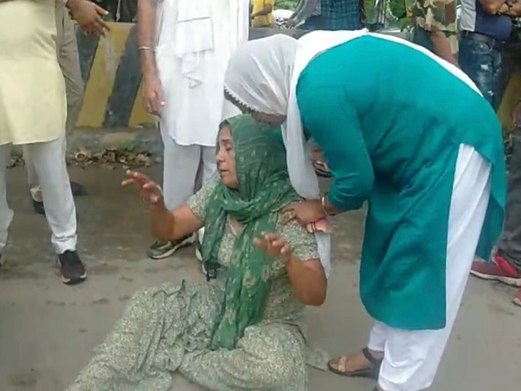 मौके पर विलाप करती युवती के परिजन।