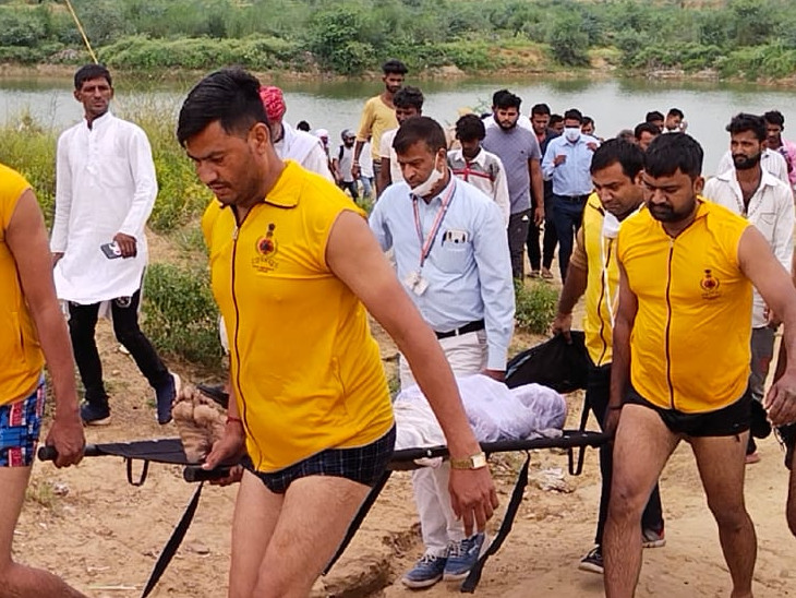 तालाब में नहाने उतरी थीं 2 बहनें, डूबने लगीं तो बाहर बकरी चरा रही 2 बहनें बचाने पानी में गईं; चरवाहे ने एक को बचाया|जयपुर,Jaipur - Dainik Bhaskar