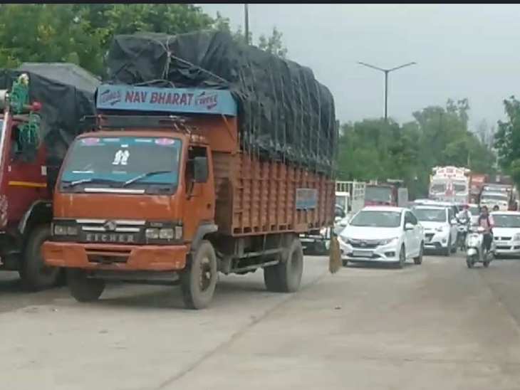 हादसे वाली रोड से गुजरते हैं हैवी वाहन।