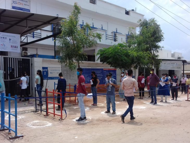 ऑनलाइन हुई परीक्षा; नकल रोकने के लिए दिखाई सख्ती, महिला अभ्यर्थियों के आभूषण उतरवाए|अजमेर,Ajmer - Dainik Bhaskar