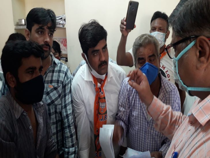 पुराने बिजली मीटर हटा कर लगाए थे स्मार्ट मीटर, पूरा मौहल्ला बिजलीघर पहुंचा तो विभाग ने जांच करने का दिया आश्वासन|जोधपुर,Jodhpur - Dainik Bhaskar