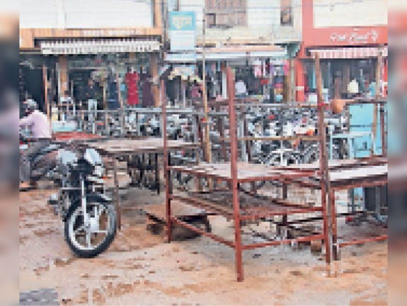 खराब सेब ताैलने से मना किया ताे फल विक्रेता ने युवती को पीटा और अभद्रता की, विरोध में सब्जीमंडी-इंदिरा मार्केट बंद|कोटा,Kota - Dainik Bhaskar