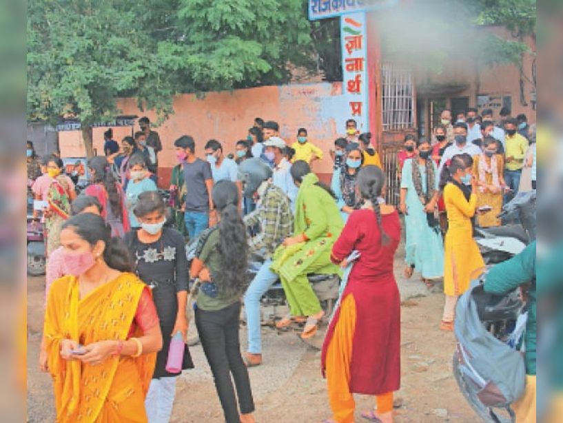 2665 परीक्षार्थी रहे अनुपस्थित, बिना मास्क के नहीं मिली एंट्री, परीक्षार्थी बोले-पिछले साल के मुकाबले सरल रहा पेपर|कोटा,Kota - Dainik Bhaskar