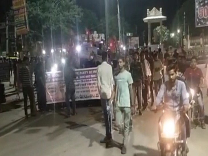 दिल्ली पुलिस डिफेंस में तैनात युवती से रेप व मर्डर मामले के विरोध में मुख्य बाजार में निकाला केंडल मार्च, प्रदर्शनकारियों ने चेतावनी देते हुए की नारेबाजी|राजस्थान,Rajasthan - Dainik Bhaskar