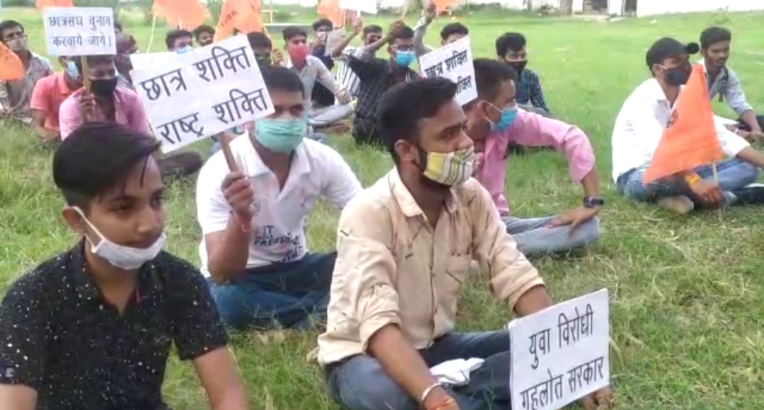 सरकार को छात्र विरोधी बताते हुए कार्यकर्ताओं ने नारेबारी कर किया प्रदर्शन, रैली के लिए रवाना हुए स्टूडेंट्स को पुलिस ने रोका, आधे घंटे बहस के बाद माने|राजस्थान,Rajasthan - Dainik Bhaskar