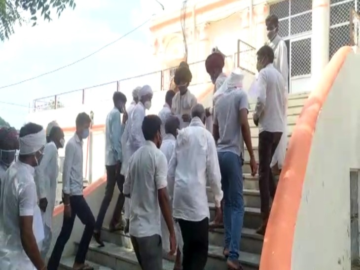 अतिक्रमण हटाने में हुए पथराव को लेकर कलेक्टर व एसपी से मिले ग्रामीण, ज्ञापन देकर एसडीएम के नेतृत्व में अतिक्रमण हटाने की मांग|राजस्थान,Rajasthan - Dainik Bhaskar