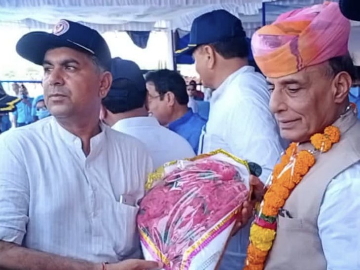 कार्यक्रम के दौरान राजनाथ सिंह का साफा पहनाकर स्वागत किया गया। कार्यक्रम में संबोधित करते हुए कहा कि राजस्थान वीरों की धरती है।