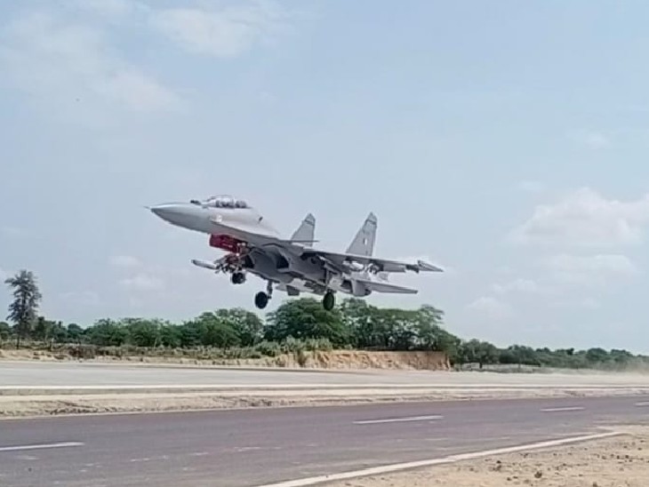 देश का पहला टच एंड गो ऑपरेशन। गुरुवार को हुए उद्घाटन में सबसे पहले सुखोई का सफल ट्रायल किया गया। एयर स्ट्रिप पर टच होने के तुरंत बाद यह उड़ान भरने लगा।