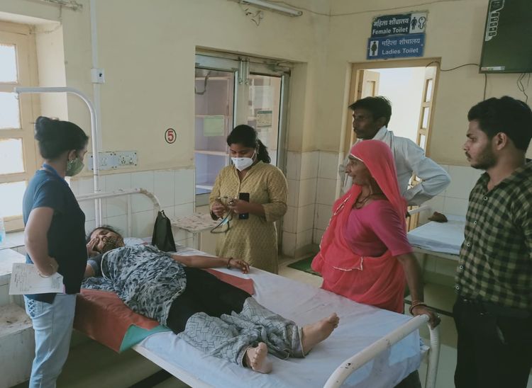 पूर्व ब्लॉक अध्यक्ष बोली : रोड लाइट की शिकायत लेकर पहुंची तो की अभद्रता, सरपंच बोली- सरकारी दस्तावेज की फोटो ले रहे थे मना किया तो मारपीट का किया प्रयास|पाली,Pali - Dainik Bhaskar