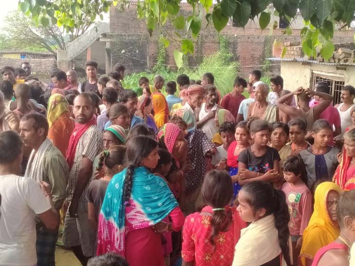 घटनास्थल पर जुटी लोगों की भीड़।