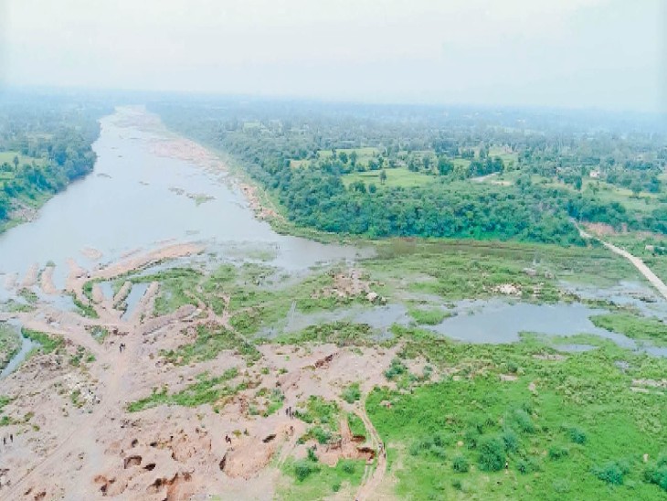 बेणेश्वर त्रिवेणी संगम पर 10 साल में पहली बार मानसून में दिख रहे खाली गड्‌ढ़े|राजस्थान,Rajasthan - Dainik Bhaskar