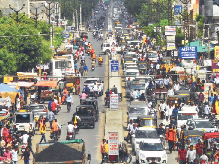 शहीद सर्किल के दोनाें तरफ वाहनों की लंबी कतारों से लगा जाम, ट्रैफिक पुलिस ने एक घंटे की मशक्कत से हटाया|बाड़मेर,Barmer - Dainik Bhaskar