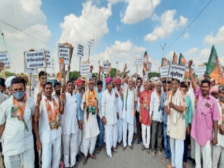 गहलोत सरकार के खिलाफ भाजपा का प्रदर्शन; विभिन्न मांगों को लेकर भाजपा किसान मोर्चा का गिड़ा में धरना-प्रदर्शन|बाड़मेर,Barmer - Dainik Bhaskar