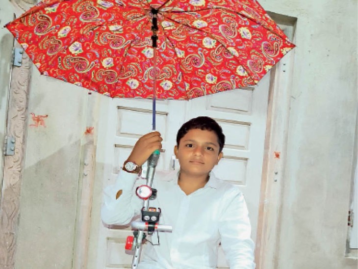 दिव्यांग काे बारिश में भीगते देखा तो बनाई ऐसी वैशाखी जिसमें जुड़ा है छाता, मोबाइल ग्रिपर व टॉर्च|राजस्थान,Rajasthan - Dainik Bhaskar