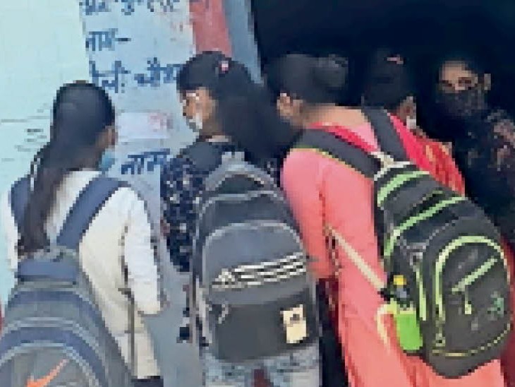 वैक्सीनेशन शिविर में सोशल डिस्टेंस के साथ मास्क लगाना भी भूले लोग|भरतपुर,Bharatpur - Dainik Bhaskar