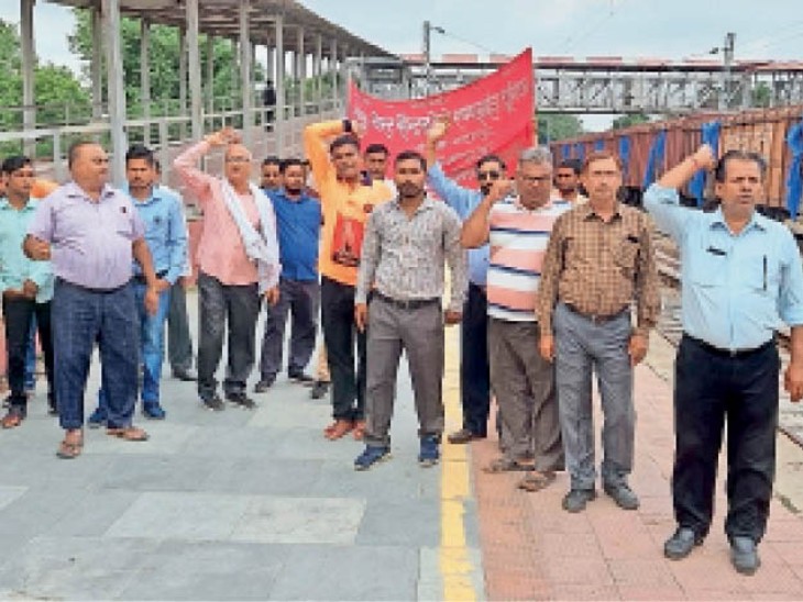 रैली निकालकर केंद्र के खिलाफ की नारेबाजी, आंदोलन की चेतावनी भी दी|भरतपुर,Bharatpur - Dainik Bhaskar