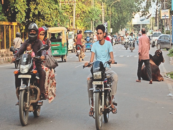 13 से चालान, ट्रैफिक नियमों की पालना कराने के लिए 500 मीटर लंबी सड़क पर 13 ट्रैफिक पुलिस कर्मी तैनात किए|अलवर,Alwar - Dainik Bhaskar