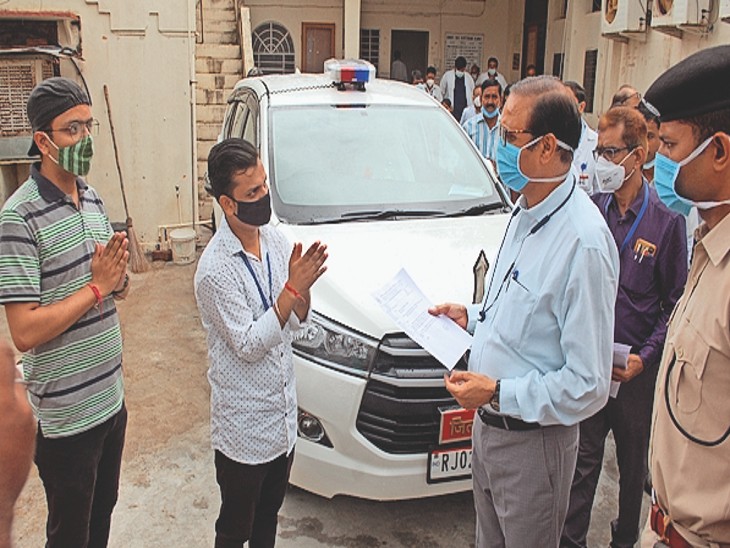 नेत्रदान पखवाड़े में आए कलेक्टर की गाड़ी के आगे बैठ गए स्वास्थ्य सहायक, कलेक्टर ने नेत्रदान पर हुई प्रतियाेगिताओं के विजेताओं का किया सम्मान|अलवर,Alwar - Dainik Bhaskar