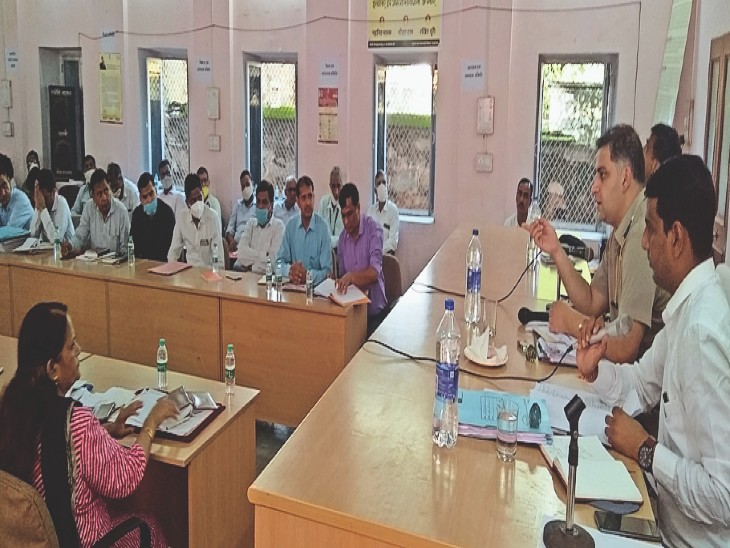 समाज कल्याण व श्रम विभाग अधिकारी नहीं बता पाए योजनाएं, फटकार लगाई,नीमकाथाना में कलेक्टर ने प्रशासन गांवों-शहरों के संग अभियान को लेकर बैठक ली|सीकर,Sikar - Dainik Bhaskar
