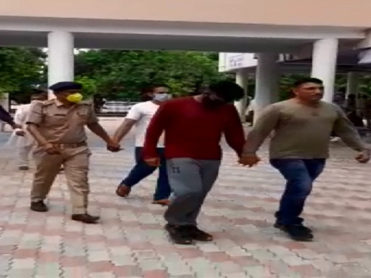 पुलिस की गिरफ्त में फर्जीवाड़े के आरोपी।
