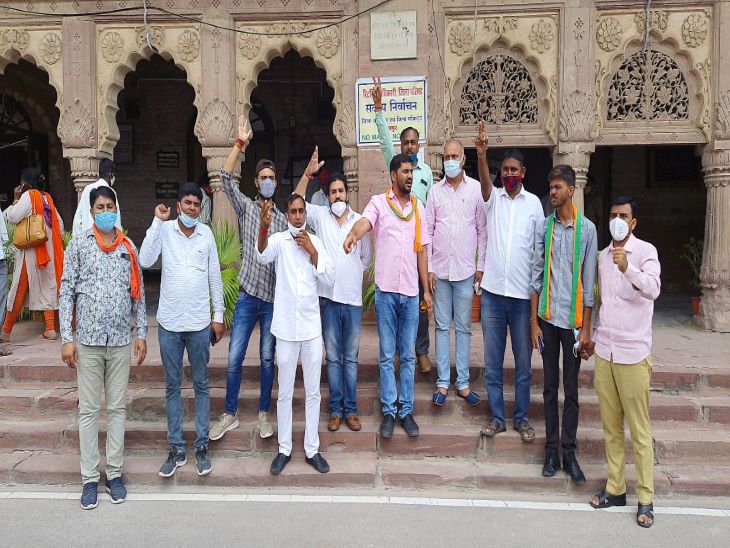 पूर्व विधायक के हमले के आरोपियों को गिरफ्तार करने की मांग, उप प्रधान चुनाव में जोगाराम पटेल पर हुआ था हमला|जोधपुर,Jodhpur - Dainik Bhaskar