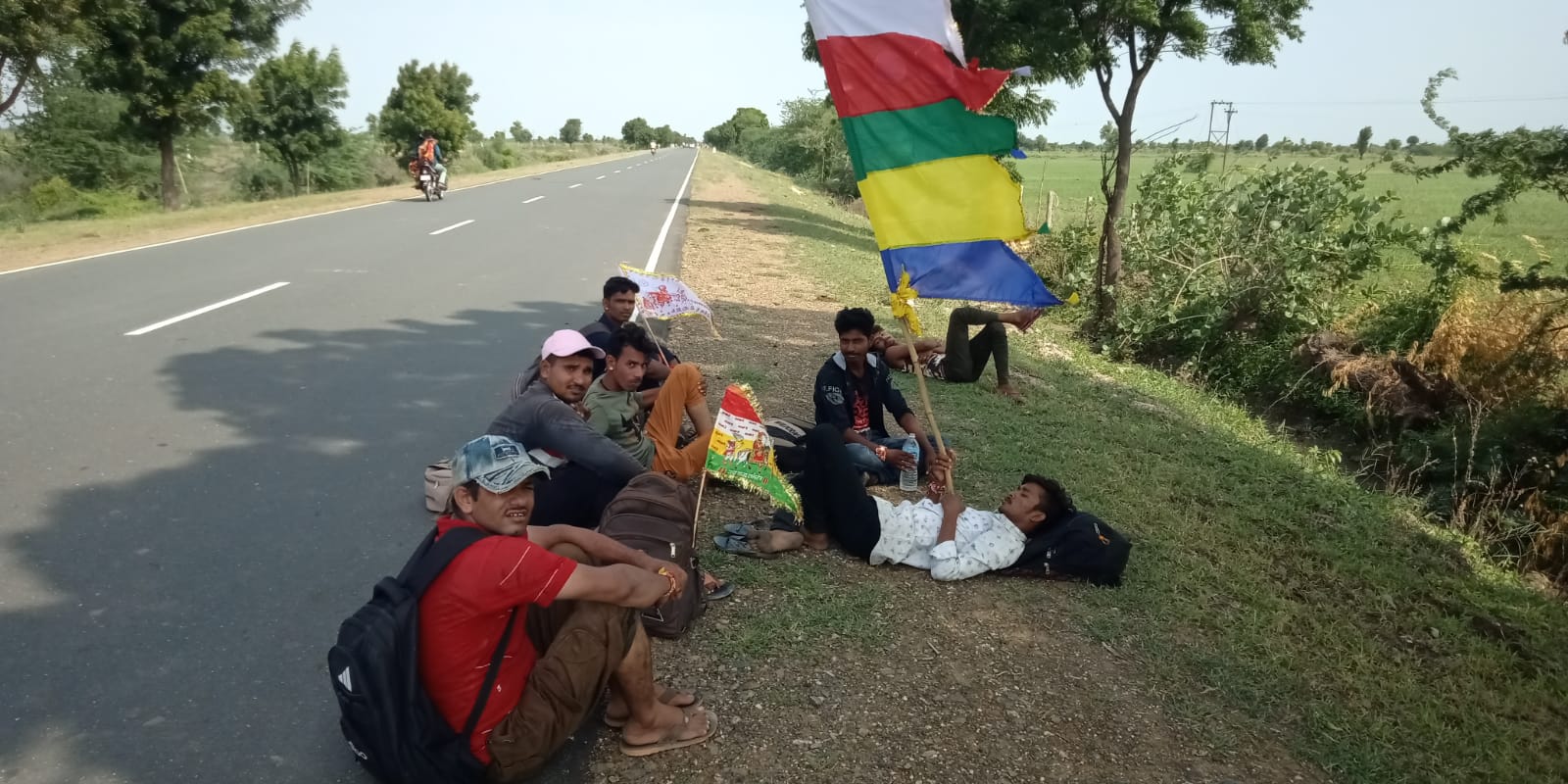 रामदेवरा में किसी तरह का आयोजन नहीं होने की जानकारी देते हुए वापस लौटा रही पुलिस|पाली,Pali - Dainik Bhaskar