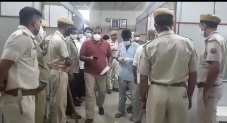 नर्सिंगस्टाफ़ ने पुलिस को सूचना दी। डीएसपी भगवत सिंह हिंगड़ मय जाब्ता मौके पर पहुंचे।