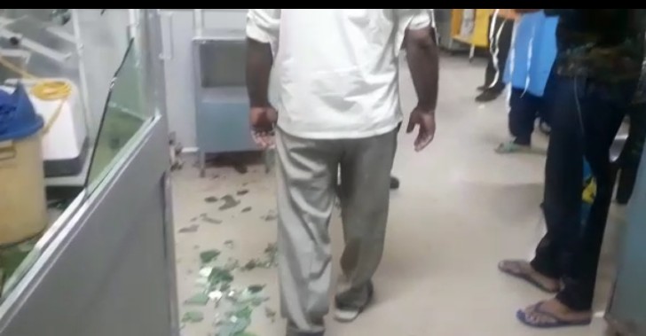 MBS अस्पताल में मरीज की मौत पर हंगामा, लापरवाही का आरोप लगाते हुए गुस्साए बेटे ने मेडिसिन ICU के गेट का कांच तोड़ा|कोटा,Kota - Dainik Bhaskar