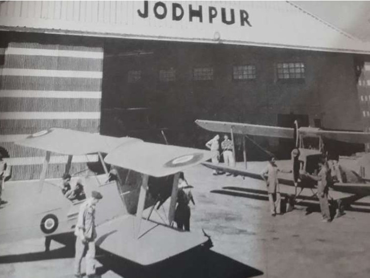यह जोधपुर के फ्लाइंग क्लब का पुराना फोटो है। 1924 में दो डगलस विमानों ने पहली बार दुनिया का चक्कर लगाया। उसी साल महाराजा उम्मेदसिंह ने यहां नागरिक उड्‌डयन विभाग की स्थापना कर दी थी।