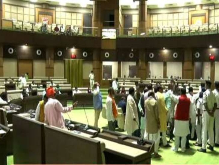 सदन की कार्यवाही शुरू होते ही BJP विधायक वेल में पहुंच गए और हंगामा करने लगे। - Dainik Bhaskar