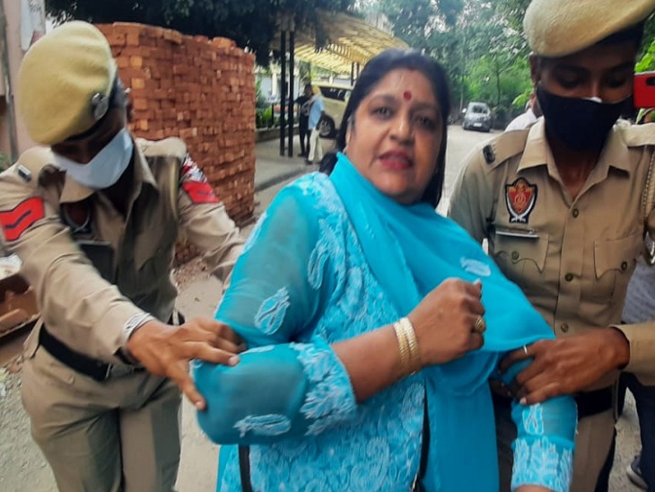 कार्यालय तक पहुंची भाजपा नेता को पकड़कर ले जाती महिला पुलिस।