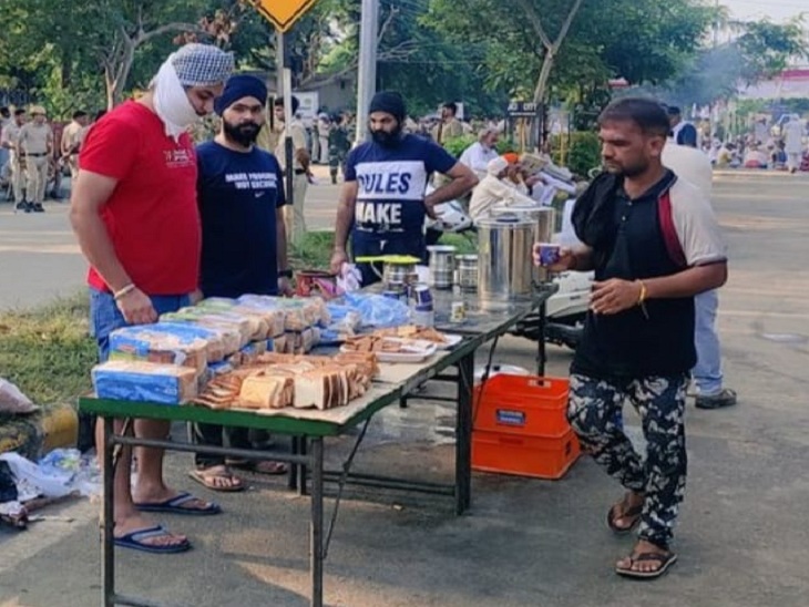 चाय नाश्ता देते युवा किसान।