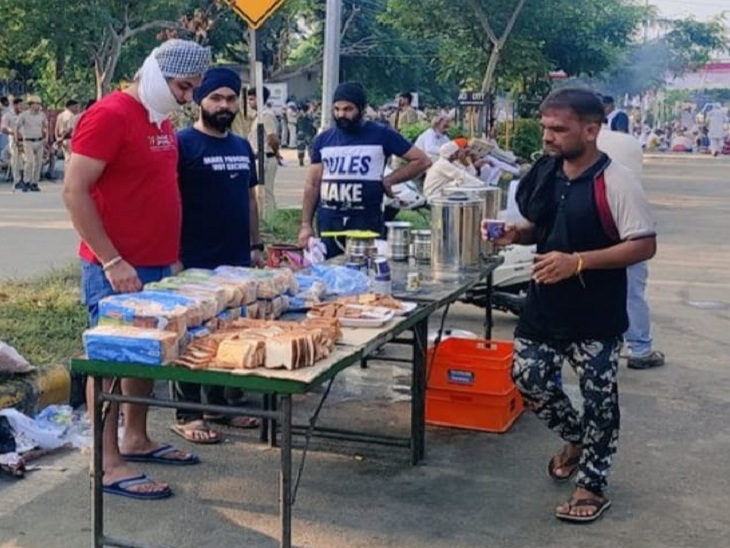 Tea and bread were arranged for the breakfast of the protesting farmers.