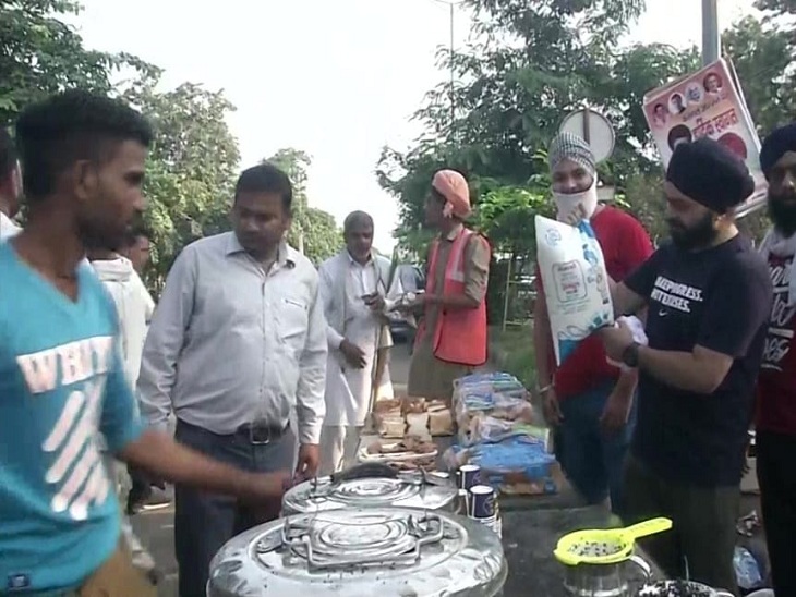 धरनास्थल पर चाय बनाने का इंतजाम करते किसान।