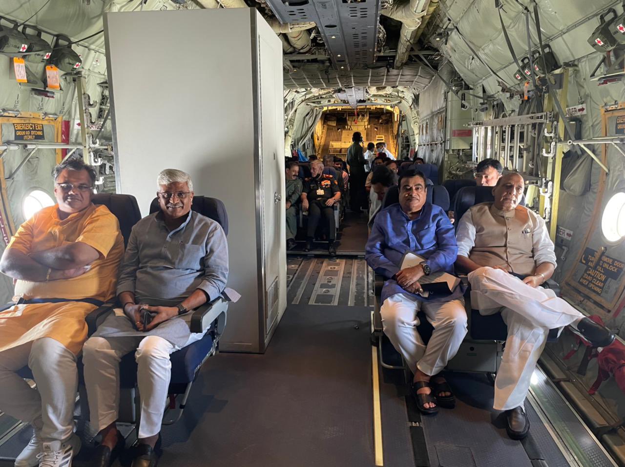 रक्षा मंत्री राजनाथ सिंह व सड़क परिवहन व राजमार्ग मंत्री नितिन गडकरी को लेकर उतरा हरक्यूलिस।