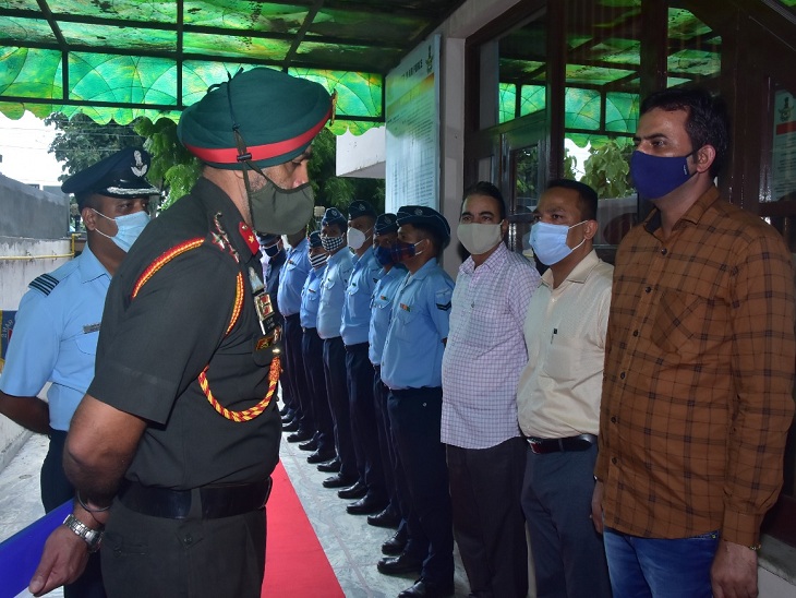 NCC यूनिट के कर्मचारियों से बात करते ग्रुप कमांडर ब्रिगेडियर बराड़।