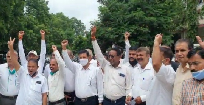 वकील बोले- प्रैक्टिस में दुश्मन बनते हैं अपराधी, दिल्ली से लेकर जयपुर तक वकील कहीं भी सुरक्षित नहीं, सुरक्षा के लिए बिल लेकर आए सरकार|बांसवाड़ा,Banswara - Dainik Bhaskar