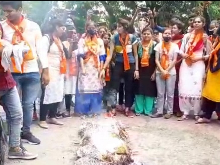 रेवाड़ी में शव यात्रा निकालने के बाद पुतला फूंकते विद्यार्थी।