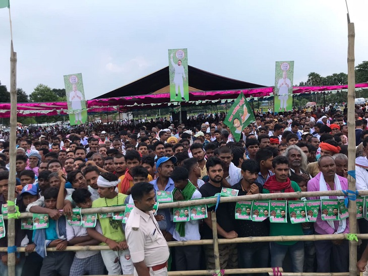 तेजस्वी यादव की जनसभा में उन्हें सुनने के लिए लगी राजद समर्थकों की भीड़।