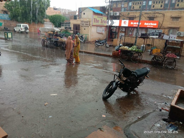 जैसलमेर में शहर और ग्रामीण इलाकों में आधे घंटे तक जमकर हुई बरसात, लोगों को गर्मी से मिली राहत, किसानों को नहीं मिलेगा फायदा|राजस्थान,Rajasthan - Dainik Bhaskar