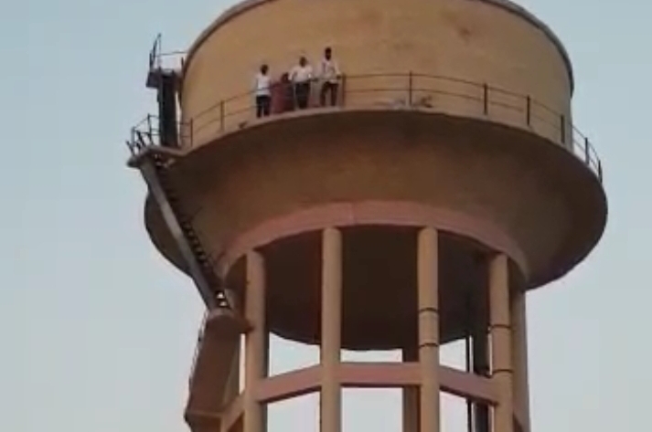 करीब एक पखवाड़े पहले प्रभारी मंत्री कल्ला के दौरे के दौरान सरपंचों ने वार्ड  14 में टंकी पर चढ़कर जताया था विरोध|श्रीगंंगानगर,Sriganganagar - Dainik Bhaskar