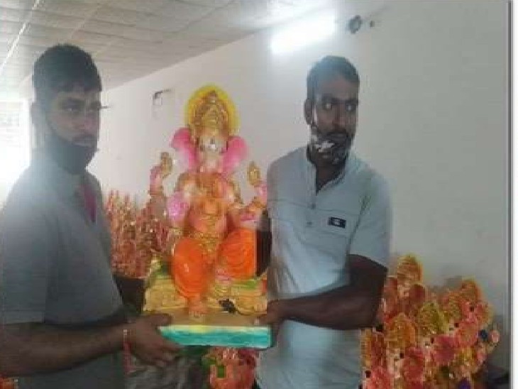 भगवान गणेश की मुर्ती खरीदकर ले जाते श्रद्धालु