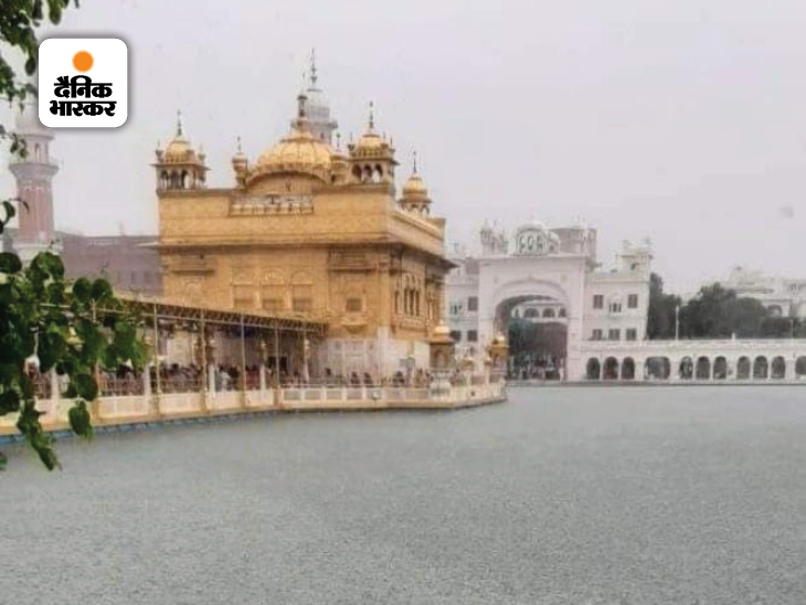 बारिश के बीच दरबार साहिब का दृश्य।