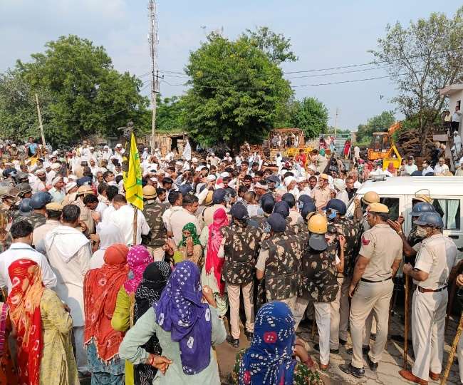 भाजपा कार्यालय के बाहर जमा किसानों की भीड़