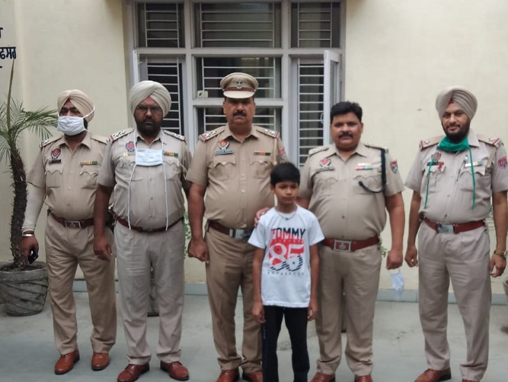 अमृतसर से बरामद बच्चे सक्षम के साथ थाना डिवीजन 3 की पुलिस टीम।