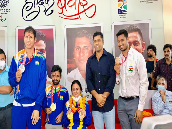 पैरालंपिक में जीते पदक दिखाते विजेता खिलाड़ी।